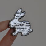 Brož kovovka stříbrná králík - Belusi