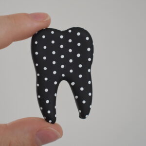 Brož puntík černá zub - Belusi