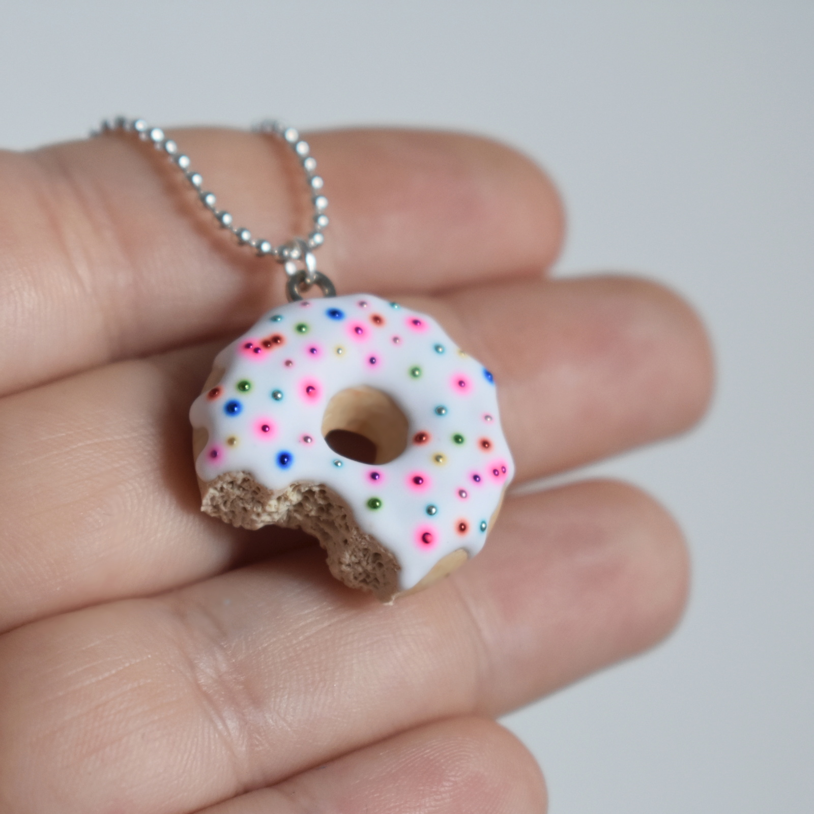 Náhrdelník - přívěšek donut nakousnutý - Belusi