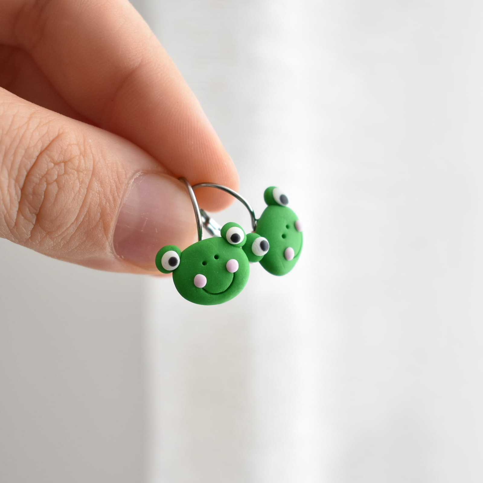 Náušnice miniatury žabky - Belusi