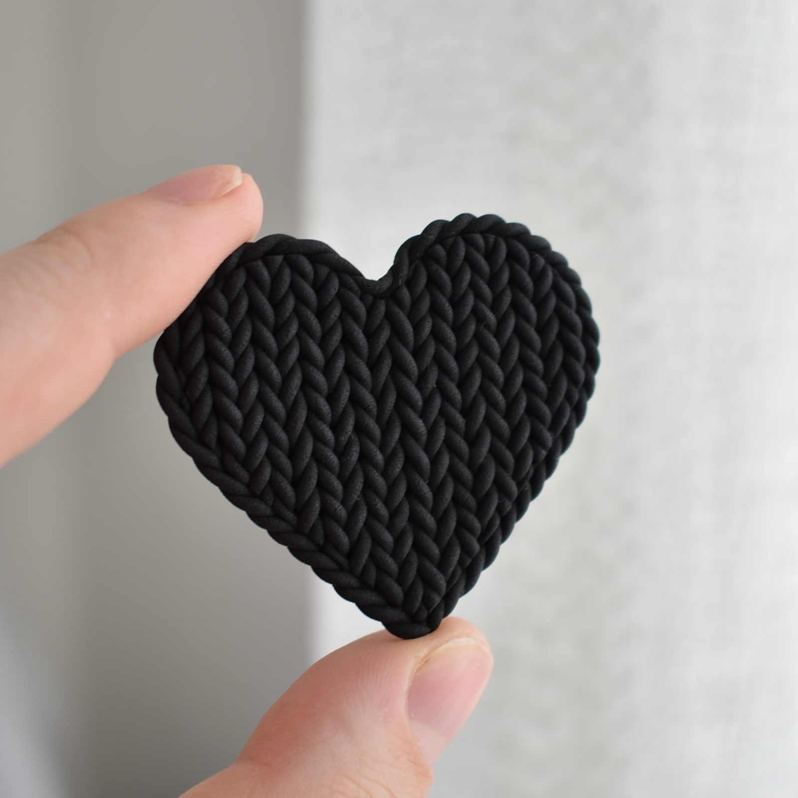 Brož srdíčko pletené černé - Belusi
